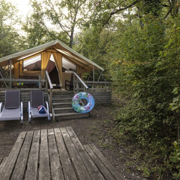 Chalet op Camping Au Bois Joli in Andryes in de Yonne in de Bourgogne Franche Comté