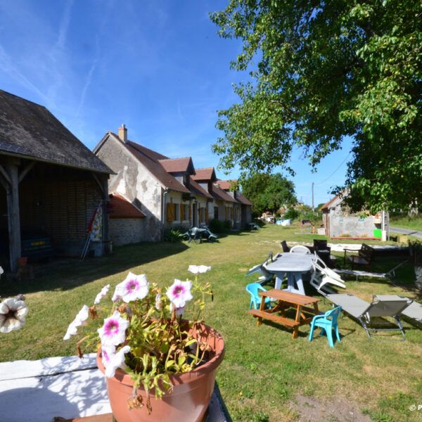 Espace repas dans le jardin du Gite en Berry à Moulins sur Céphons dans l'Indre en Centre -Val de Loire