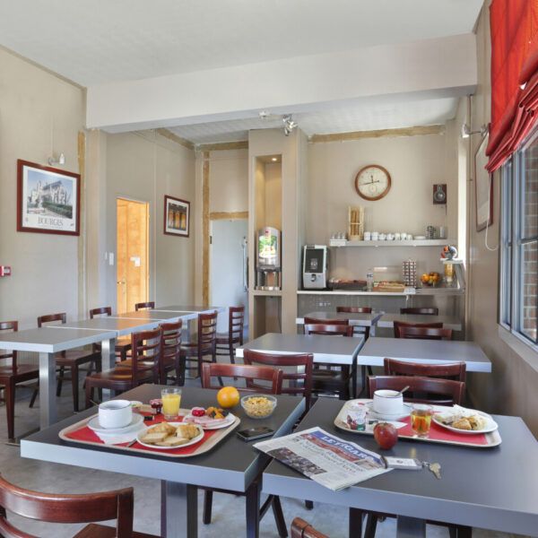 Salle de petit déjeuner à l'Hôtel Les Tilleuls à Bourges dans le Cher en Val de Loire