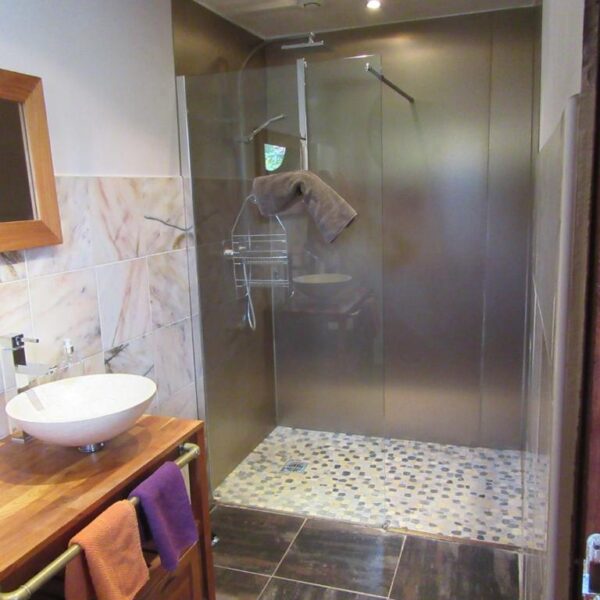 Salle de bain avec douche à l'Italienne de La Maison de l'Epousée, Chambre d'hôtes à Abbeville dans la Somme dans les Hauts de France