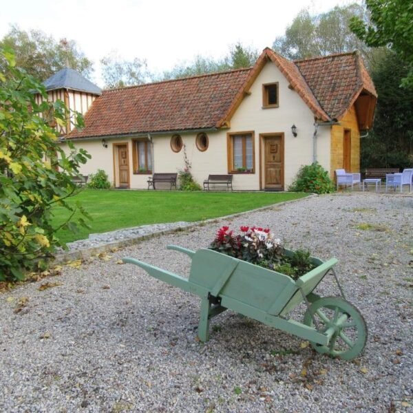 Jardin fleuri de La Maison de l'Epousée, Chambre d'hôtes à Abbeville dans la Somme dans les Hauts de France