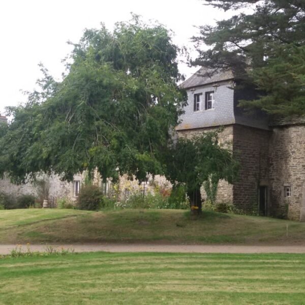 Jardim e vista dos Gites du Manoir de Kerhir na Bretanha em Trédarzec nas Côtes d'Armor