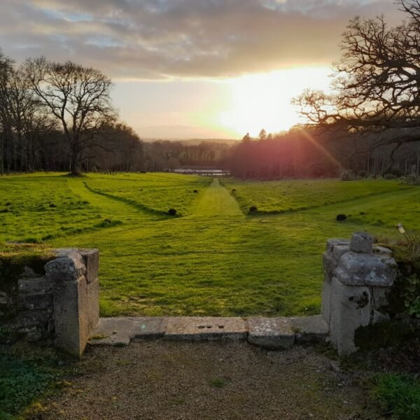 Parque ajardinado dos Gites du Manoir de Kerhir na Bretanha em Trédarzec nas Côtes d'Armor