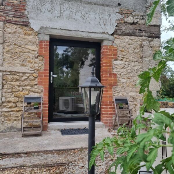 Entrée par le jardin du Gite du Moulin de Crécy dans le Cher entre Bourges et Vierzon dans le Berry en Centre Val De Loire