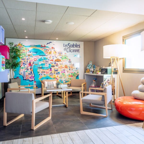 Espace salon et lecture à l'hôtel Ibis Styles des Sables d'Olonne en Vendée dans le pays de Loire