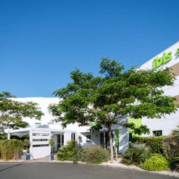 Entrée et terrasse de l'hôtel Ibis Styles des Sables d'Olonne en Vendée dans le pays de Loire