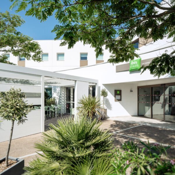 Entrée et terrasse de l'hôtel Ibis Styles des Sables d'Olonne en Vendée dans le pays de Loire