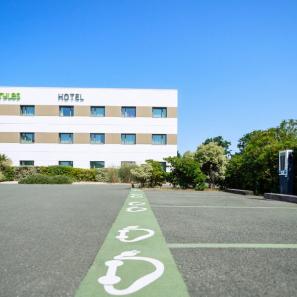 Parking avec bornes véhicules électriques à l'hôtel Ibis Styles des Sables d'Olonne en Vendée dans le pays de Loire