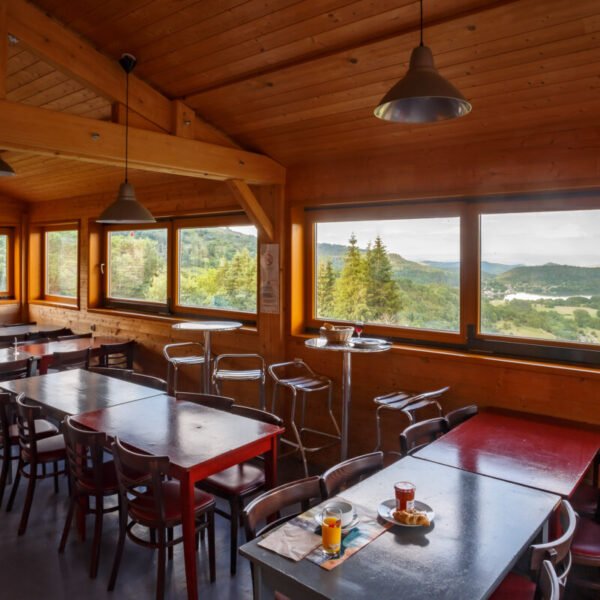 Sala de restaurante no Camping de Serrette em Puy de Dôme em Chambon sur Lac em Auvergne Rhône Alpes