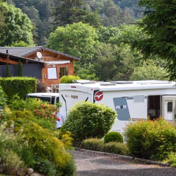 Wohnmobil auf einem Stellplatz auf dem Campingplatz de Serrette in Puy de Dôme in Chambon sur Lac in der Auvergne Rhône Alpes