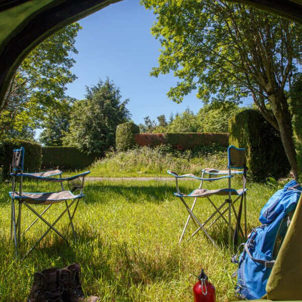 Campingstuhl für einen entspannten Moment auf dem Camping de Serrette in Puy de Dôme in Chambon sur Lac in der Auvergne Rhône Alpes