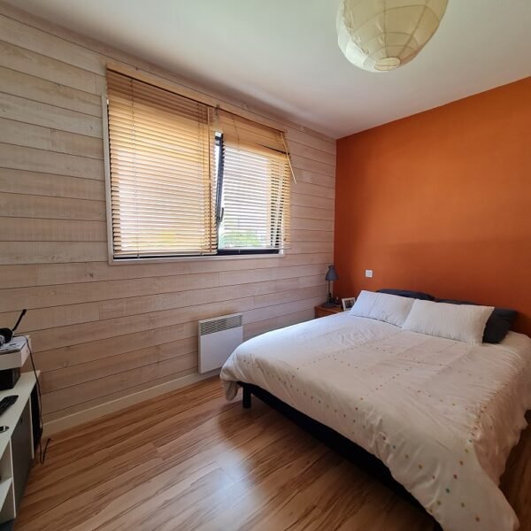 Chambre avec grand lit au Gîte Maison de Cheyenne en Pays Bigouden en Bretagne dans le Finistère à Plogastel-Saint-Germain