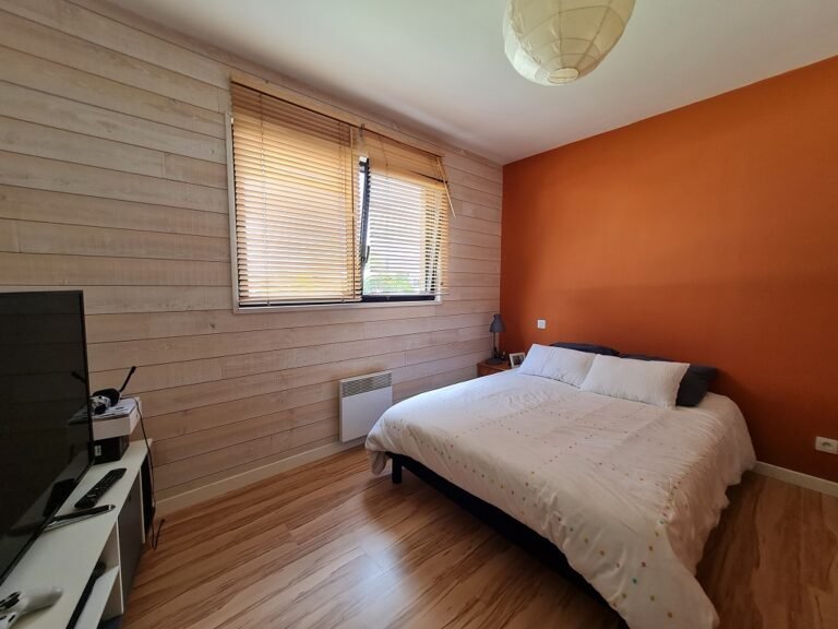 Chambre avec grand lit au Gîte Maison de Cheyenne en Pays Bigouden en Bretagne dans le Finistère à Plogastel-Saint-Germain