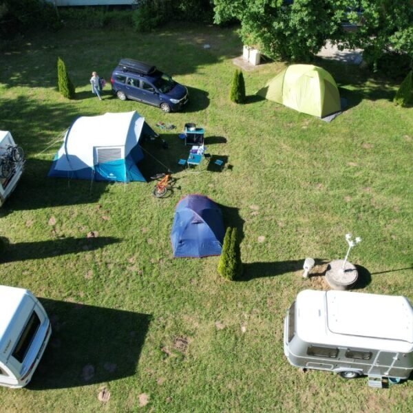 Emplacement tentes et camping car au Camping Le Village Vert dans la Manche en Normandie à Tollevast