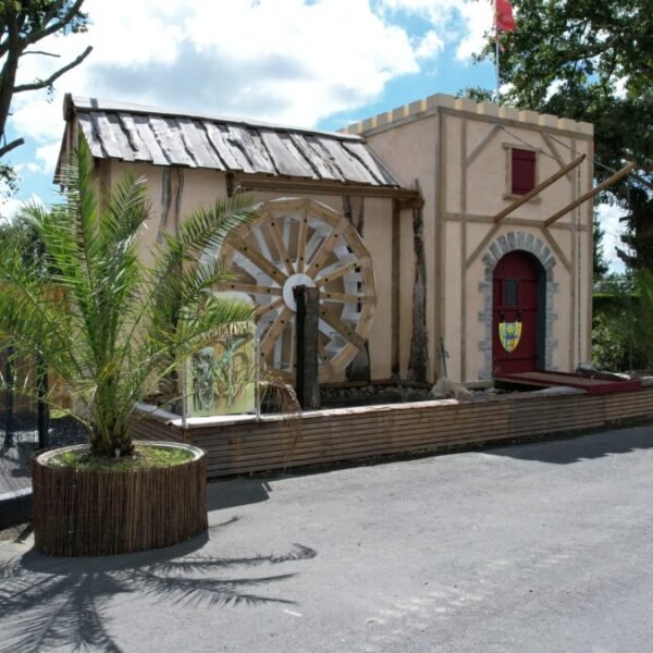 Salle de restaurant la table ronde au Camping Le Village Vert dans la Manche en Normandie à Tollevast