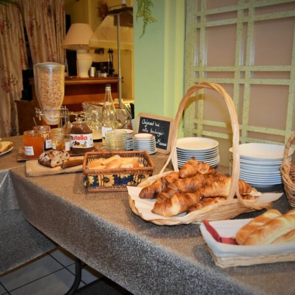 Buffet de petits déjeuners de l'Hôtel Kyriad Carentan dans la Manche en Normandie