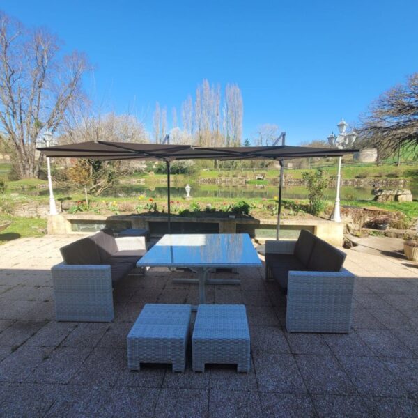 salon de jardin sur la terrasse des Chambres d'hôtes Le Moulin de Meslon en Berry dans le Cher à Coust en Centre Val de Loire