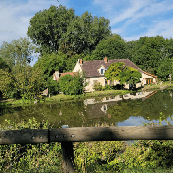 Vue extérieure des Chambres d'hôtes Le Moulin de Meslon en Berry dans le Cher à Coust en Centre Val de Loire