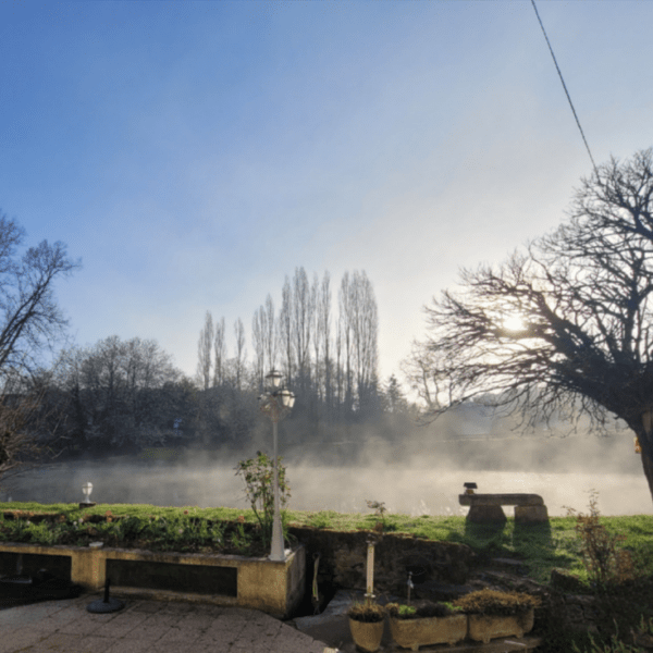 Vue sur le jardin et l'étang des Chambres d'hôtes Le Moulin de Meslon en Berry dans le Cher à Coust en Centre Val de Loire