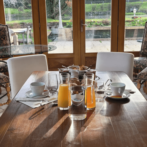 Petit déjeuner aux Chambres d'hôtes Le Moulin de Meslon en Berry dans le Cher à Coust en Centre Val de Loire