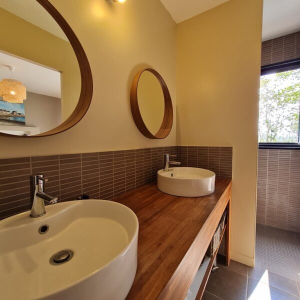 Salle de bain du Gîte Maison de Cheyenne en Pays Bigouden en Bretagne dans le Finistère à Plogastel-Saint-Germain