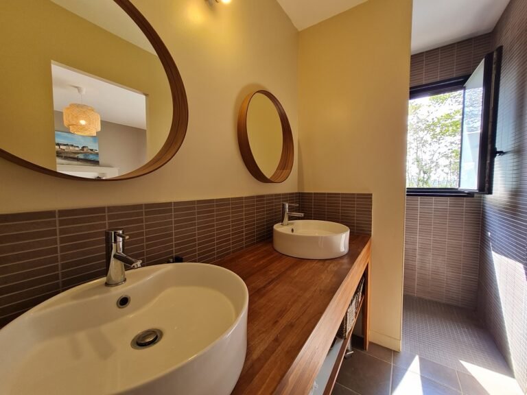 Salle de bain du Gîte Maison de Cheyenne en Pays Bigouden en Bretagne dans le Finistère à Plogastel-Saint-Germain