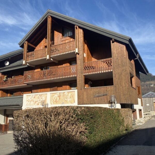 Chalet dans lequel se trouve la la location Studio à Morillon Village en Haute Savoie en région Auvergne Rhône Alpes