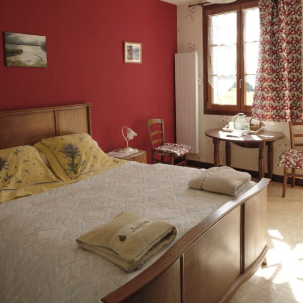 Grand lit dans la Chambre d'Hôtes et Relais Paysan de la Ferme du Bois d'Haut à Mérigny dans l'Indre en Centre Val de Loire