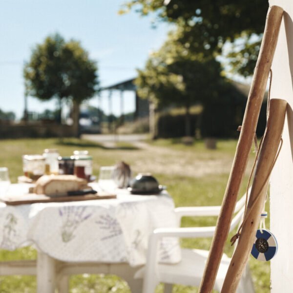 Petit déjeuner sur la terrasse de la Chambre d'Hôtes et Relais Paysan de la Ferme du Bois d'Haut à Mérigny dans l'Indre en Centre Val de Loire