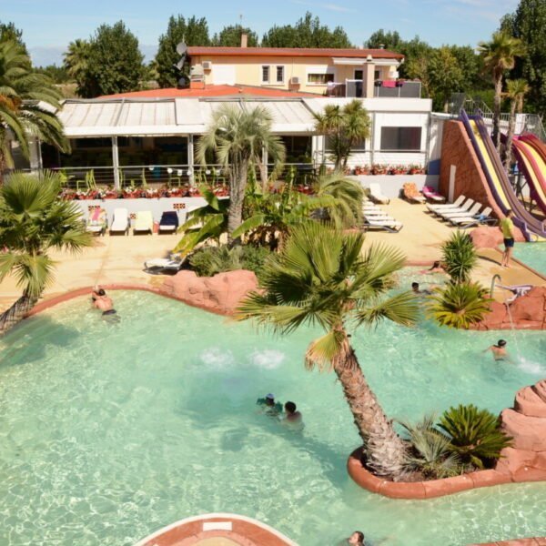 Piscine et jeux au Camping Oasis Palavasienne dans l' Hérault à Lattes en Occitanie