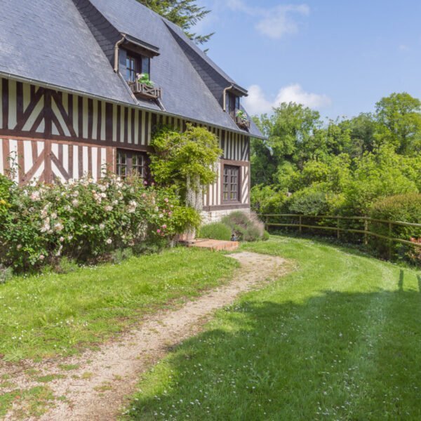 Jardin clos des Gîtes Les Cottages d'Hortense dans le Calvados en Normandie à Heuland