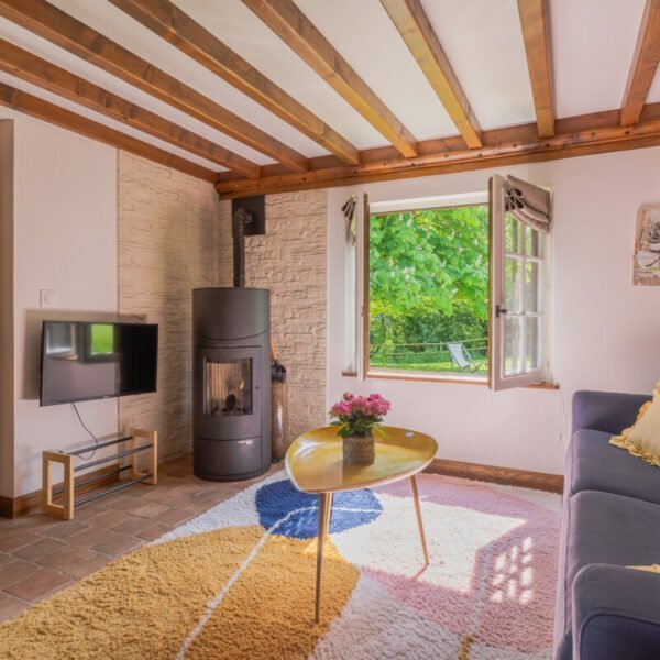 Salon avec poêle à bois dans les Gîtes Les Cottages d'Hortense dans le Calvados en Normandie à Heuland