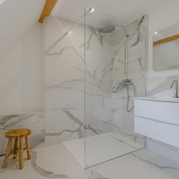 Salle de bain avec douche italienne dans les Gîtes Les Cottages d'Hortense dans le Calvados en Normandie à Heuland