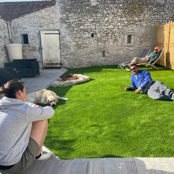 Instant détente dans le jardin clos du Gite Le Clos des Hirondelles en Centre Val de Loire à Thenay proche de Beauval dans le Loir et Cher