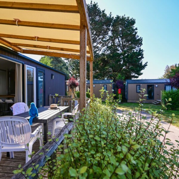 Salon de jardin devant mobil home au camping de la baie à la trinité sur mer