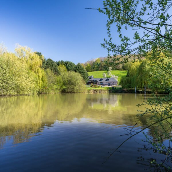 L'étang du Domaine de Geffosses en Normandie dans le Calvados à Pont l'Evêque