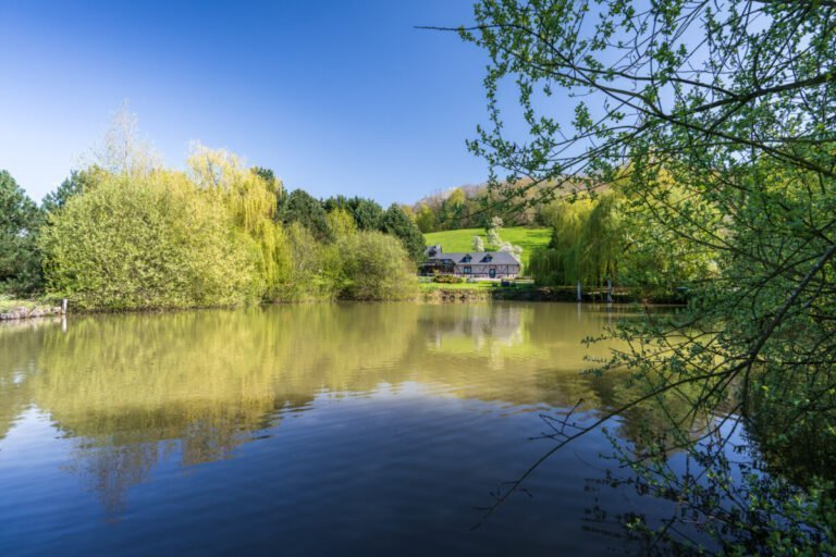 L'étang du Domaine de Geffosses en Normandie dans le Calvados à Pont l'Evêque