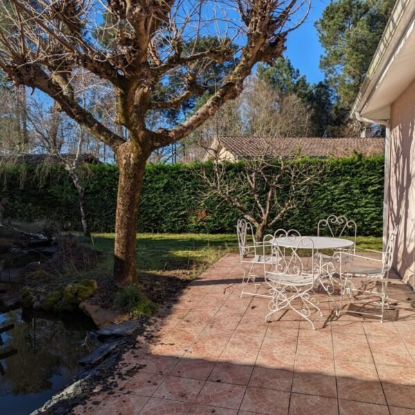 Terrasse privative du Gîte et pension canine Jim et Otta dans les Landes à Mont de Marsan en Nouvelle Aquitaine