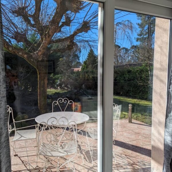 Terrasse privative du Gîte et pension canine Jim et Otta dans les Landes à Mont de Marsan en Nouvelle Aquitaine