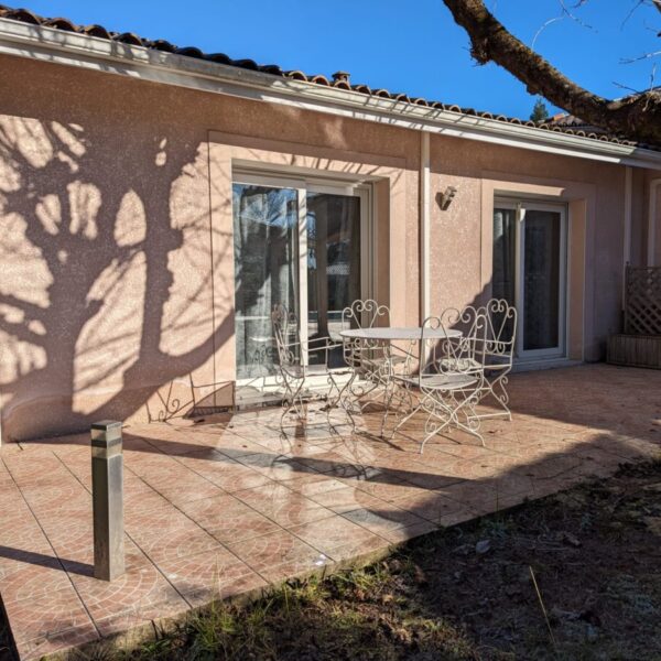 Terrasse privative du Gîte et pension canine Jim et Otta dans les Landes à Mont de Marsan en Nouvelle Aquitaine