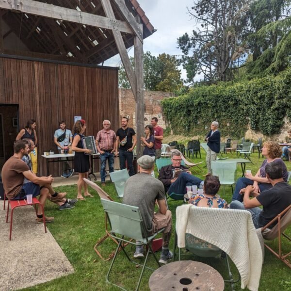 Réunion dans le jardin du Musée de Vignacourt 14-18 dans la Somme en région Hauts de France