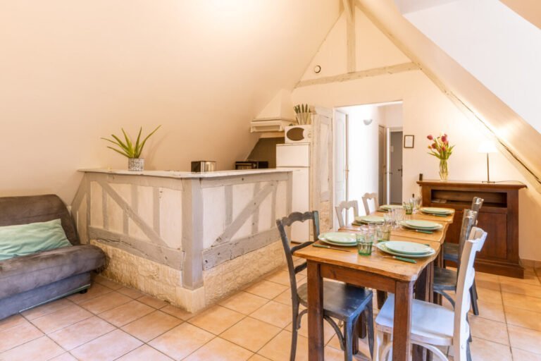 Espace repas au Domaine de Geffosses en Normandie dans le Calvados à Pont l'Evêque