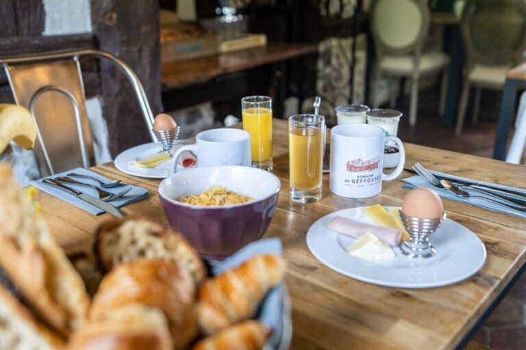 Service petits déjeuners au Domaine de Geffosses en Normandie dans le Calvados à Pont l'Evêque