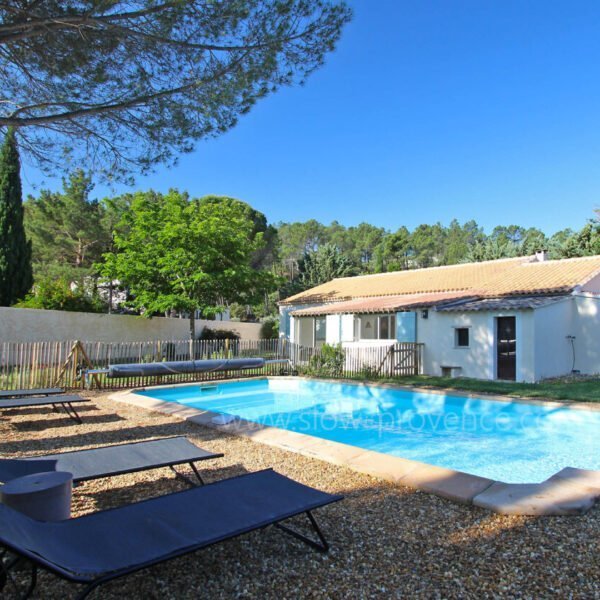 Piscine et Jardin clos de la Villa Slow en Provence dans le Vaucluse à Bédoin en région PACA
