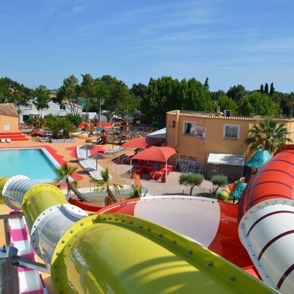 Piscine et jeux au Camping Oasis Palavasienne dans l' Hérault à Lattes en Occitanie