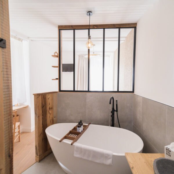 Salle de bain de l'Hôtel Maison Doron en Savoie à Beaufort en région Auvergne Rhône Alpes
