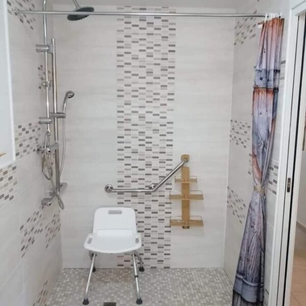 Salle de bain des Gîtes de la Montée Perdrix en Allier dans la région Auvergne Rhône Alpes à Toulon sur Allier