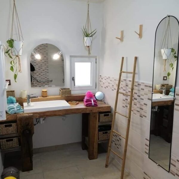 Salle de bain des Gîtes de la Montée Perdrix en Allier dans la région Auvergne Rhône Alpes à Toulon sur Allier
