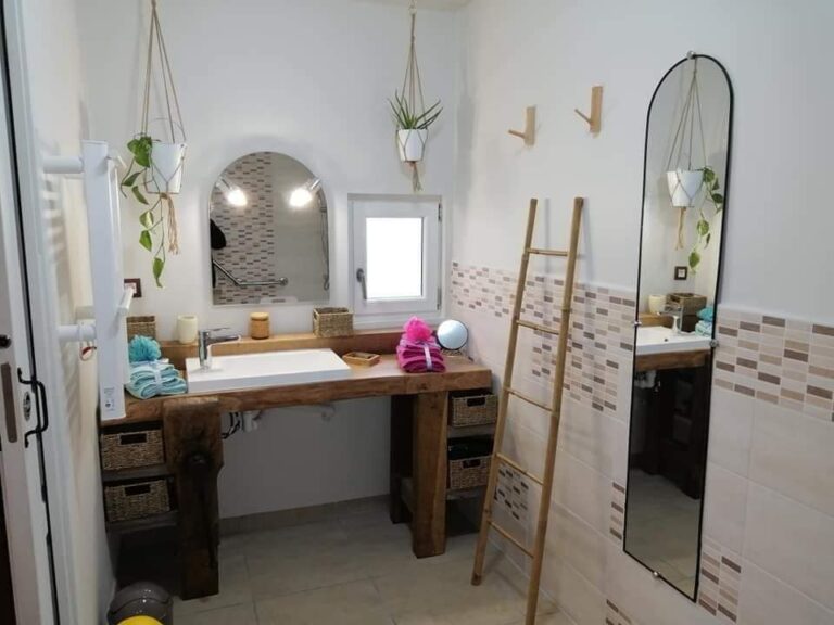 Salle de bain des Gîtes de la Montée Perdrix en Allier dans la région Auvergne Rhône Alpes à Toulon sur Allier