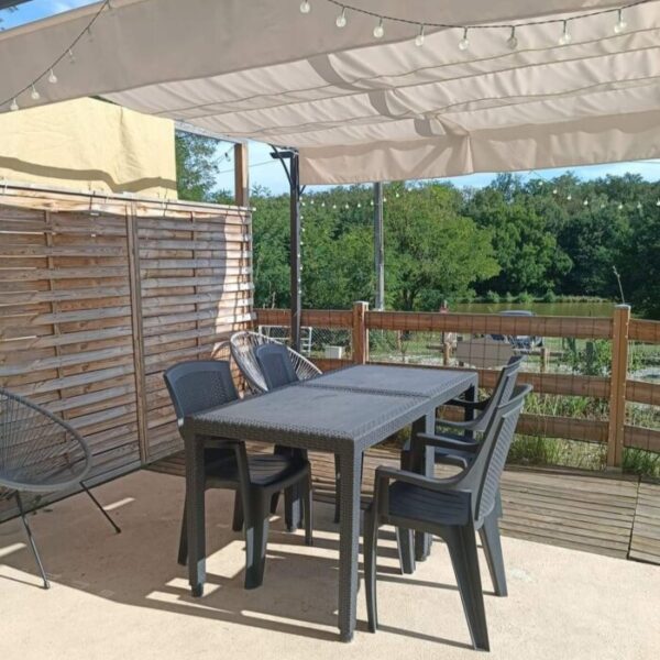 Terrasse des Gîtes de la Montée Perdrix en Allier dans la région Auvergne Rhône Alpes à Toulon sur Allier
